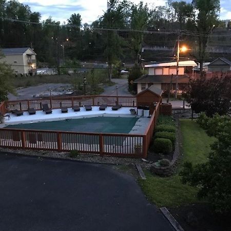 Spacious Downtown Condo Walking Distance To Downtown Gatlinburg Sleeps 6 Guests Екстер'єр фото