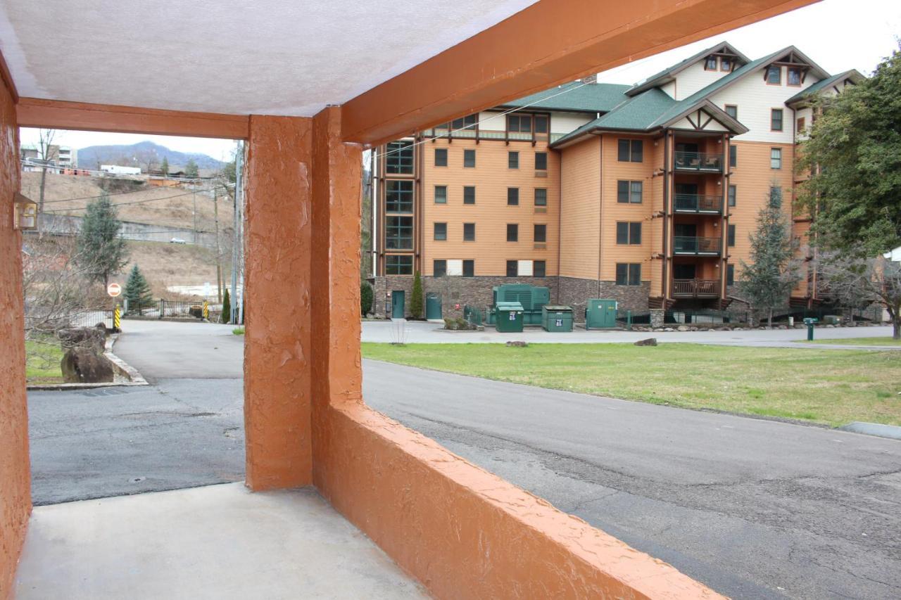 Spacious Downtown Condo Walking Distance To Downtown Gatlinburg Sleeps 6 Guests Екстер'єр фото