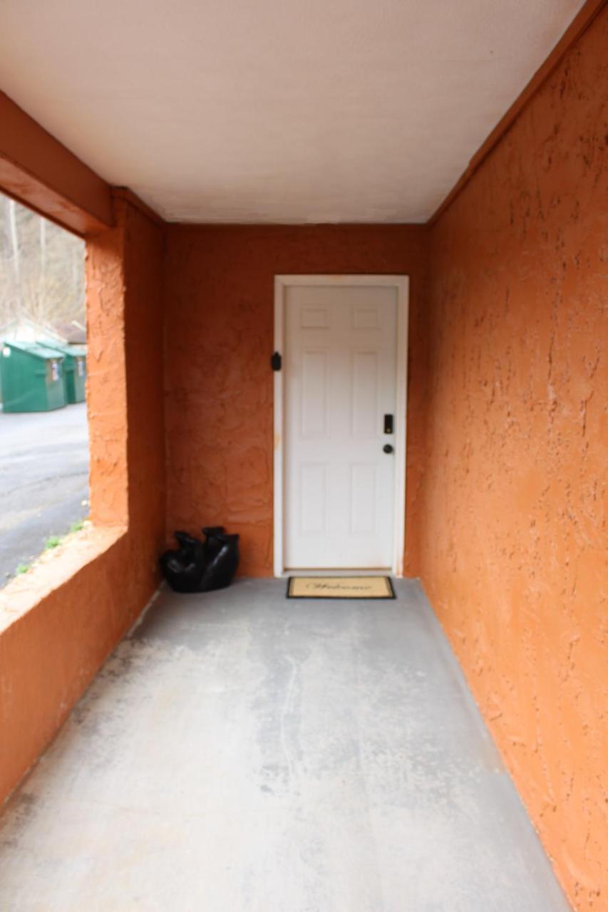 Spacious Downtown Condo Walking Distance To Downtown Gatlinburg Sleeps 6 Guests Екстер'єр фото
