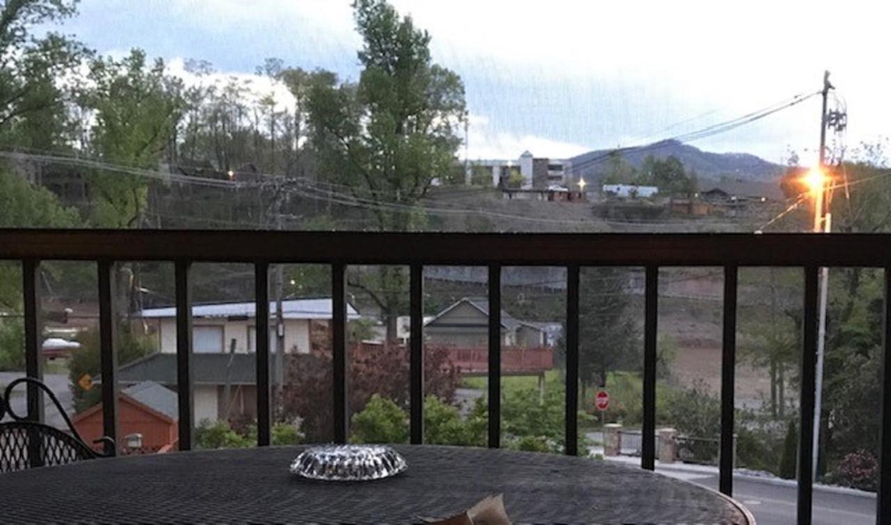 Spacious Downtown Condo Walking Distance To Downtown Gatlinburg Sleeps 6 Guests Екстер'єр фото